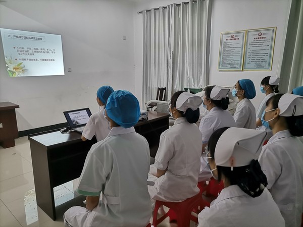 2021.6.21护理部召开实习护士岗前培训会.jpg